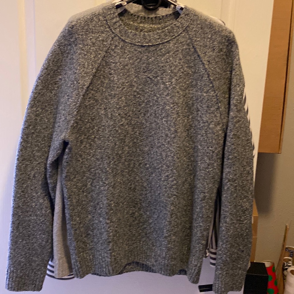 Abercrombie grey raglan sweater in a cotton blend that’s very soft